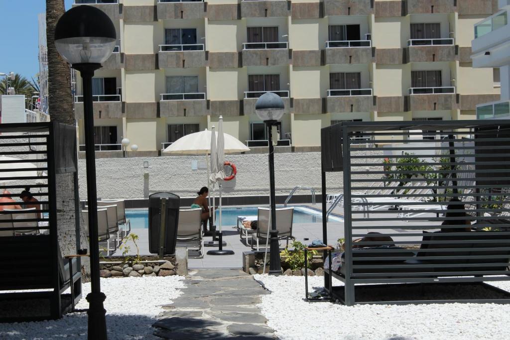 Bazén v ubytování Apartamentos Fayna nebo v jeho okolí