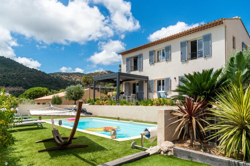 une villa avec piscine devant une maison dans l'établissement Les lauriers, au Plan-de-la-Tour