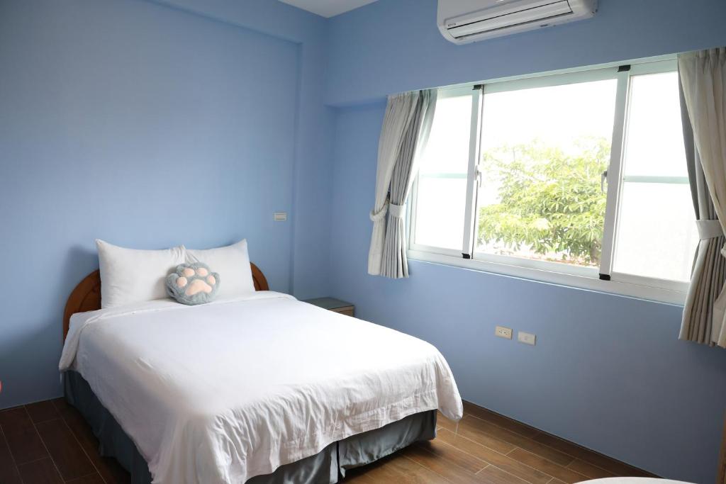 Rúm í herbergi á Ding Dong Homestay