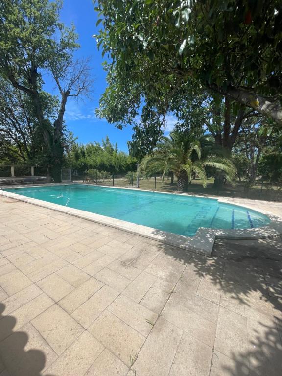 Bazén v ubytování Le gîte du pré en Avignon nebo v jeho okolí