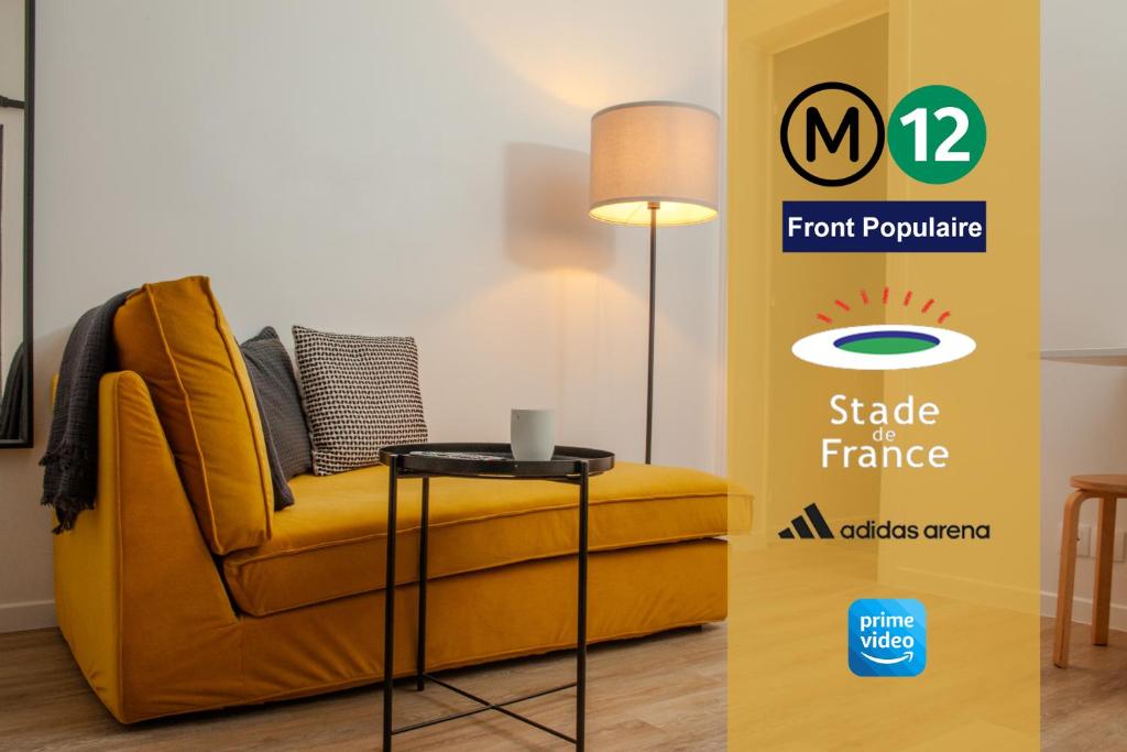 einen gelben Stuhl und einen Tisch in einem Zimmer in der Unterkunft Cosy one bedroom close to Paris & Stade de France in Saint-Denis