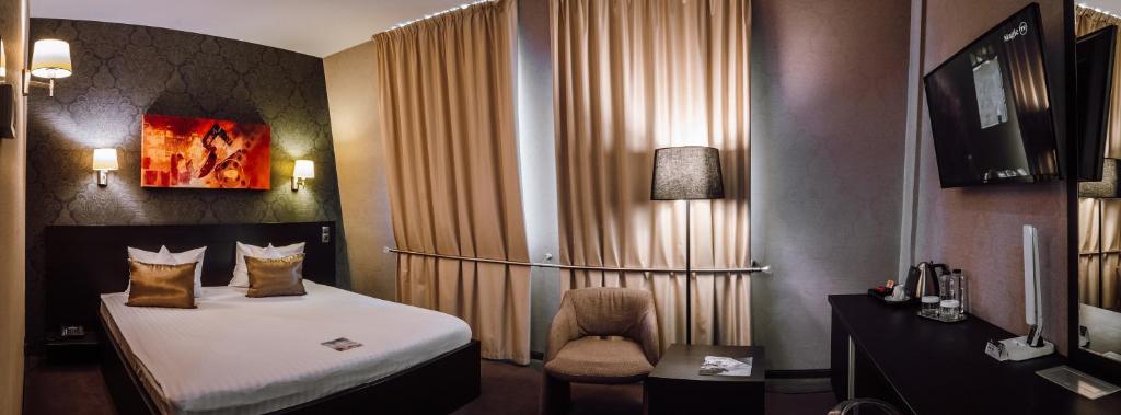 Postel nebo postele na pokoji v ubytování Plaza V Executive Hotel
