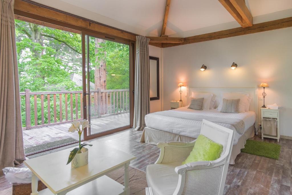 Postel nebo postele na pokoji v ubytování Cabane avec Jacuzzi privatif du Manoir du Parc - Adults only