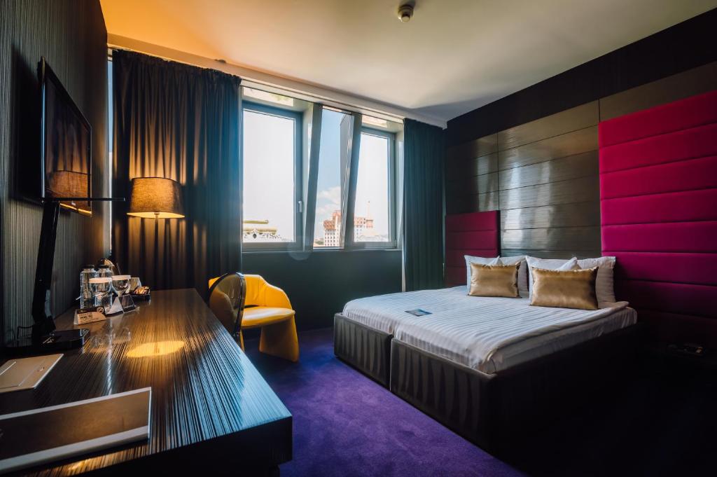 Postel nebo postele na pokoji v ubytování Plaza V Executive Hotel