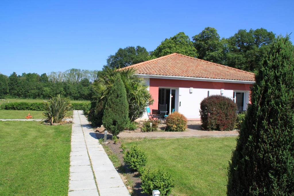a small house with a garden and a lawn at Chais de L'Epinay in Le Bignon