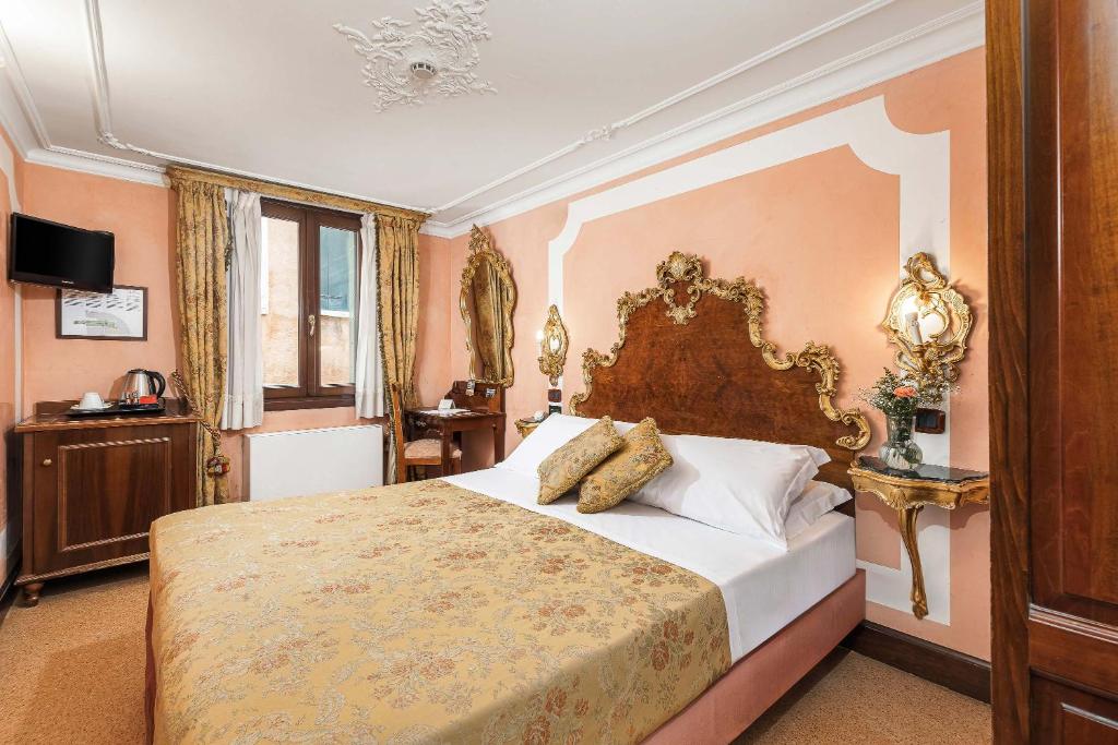 Postel nebo postele na pokoji v ubytování Hotel San Moisè
