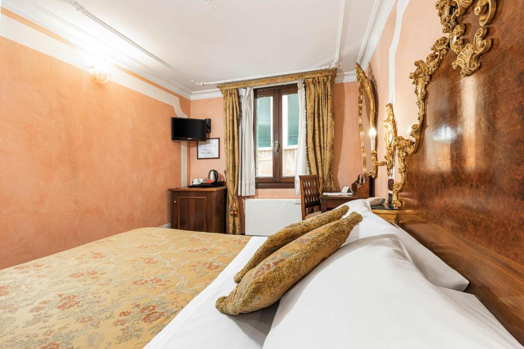 Postel nebo postele na pokoji v ubytování Hotel San Moisè