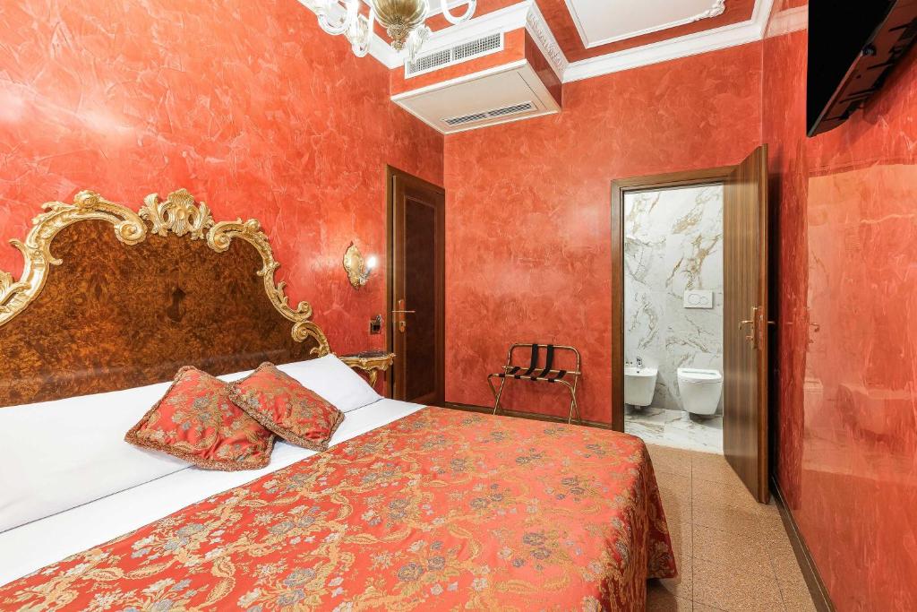 Postel nebo postele na pokoji v ubytování Hotel San Moisè