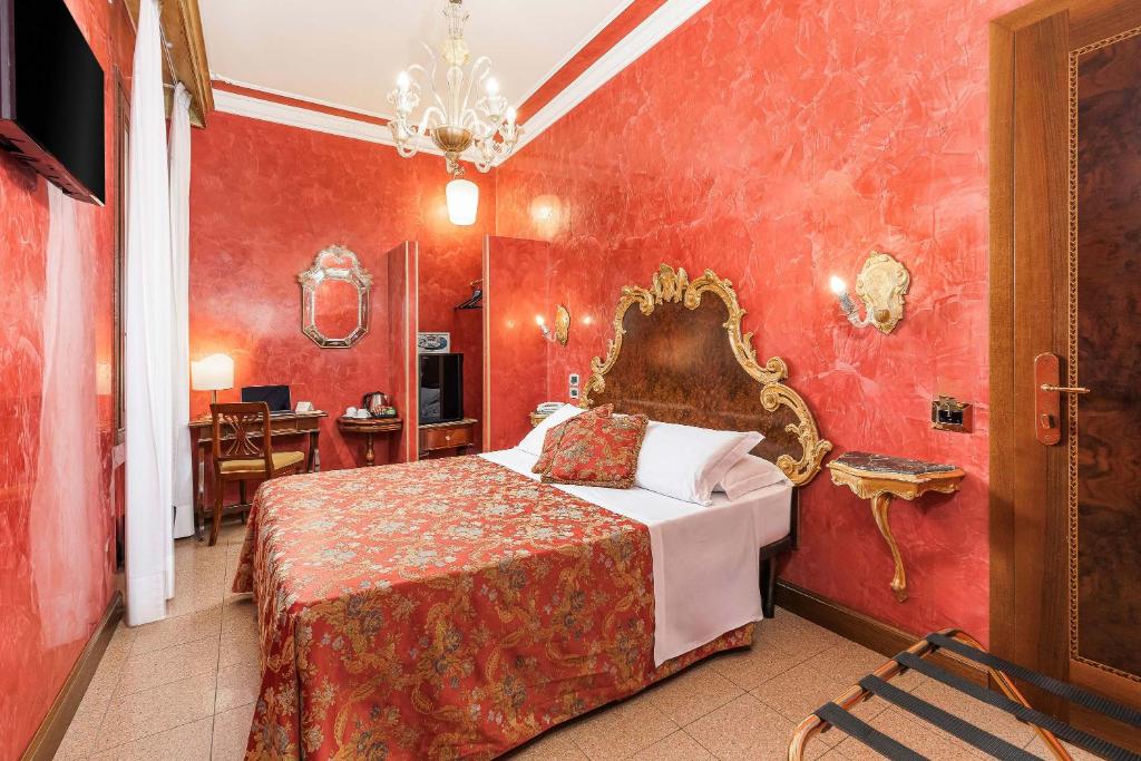 Postel nebo postele na pokoji v ubytování Hotel San Moisè