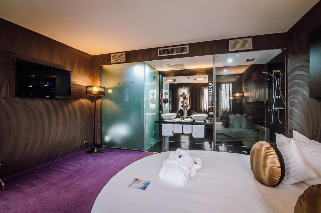 Postel nebo postele na pokoji v ubytování Plaza V Executive Hotel