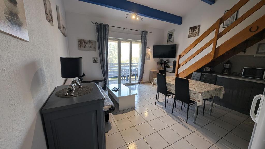 une cuisine et une salle à manger avec une table et des chaises dans l'établissement Grand Appartement avec une Chambre et une Mezzanine - SAPHIR 20, à Canet