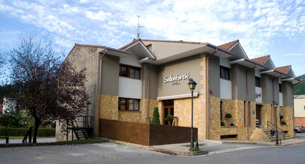 un edificio con un cartel en el costado en Hotel Salbatoreh en Beasain