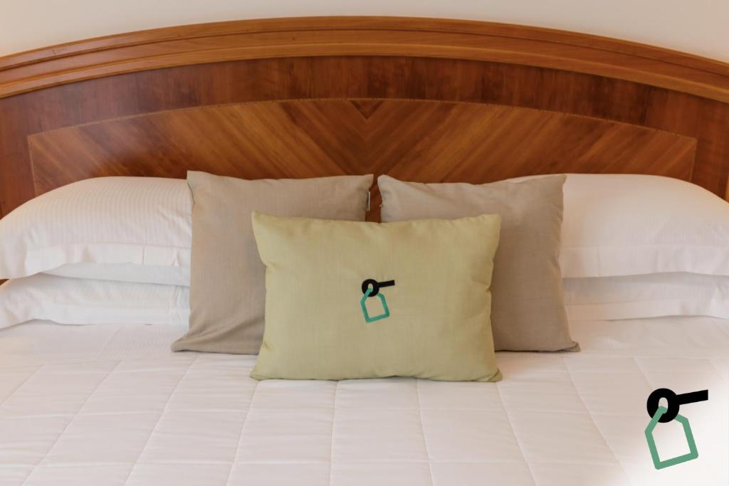 Postel nebo postele na pokoji v ubytování HOTIDAY Room Collection - Sorrento