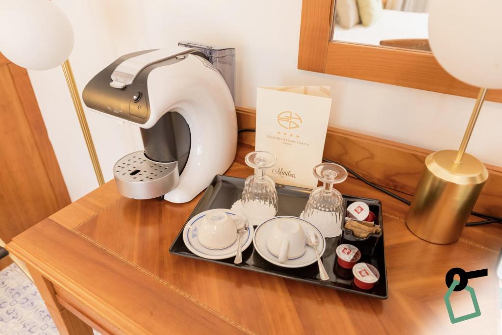 Příslušenství pro přípravu čaje a kávy v ubytování HOTIDAY Room Collection - Sorrento