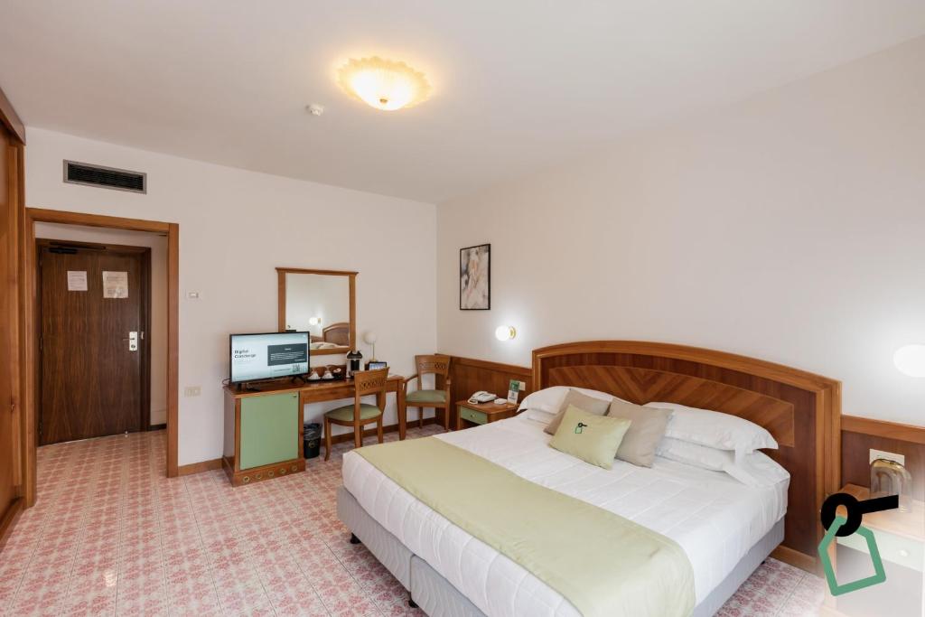 Postel nebo postele na pokoji v ubytování HOTIDAY Room Collection - Sorrento