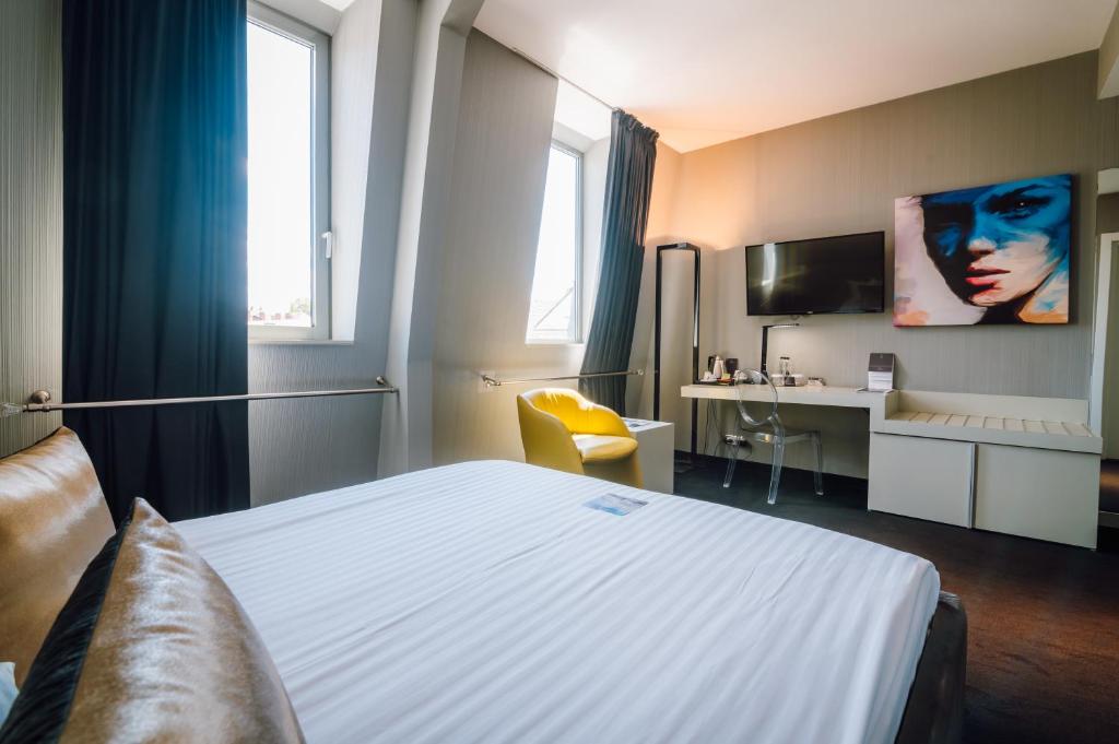 Postel nebo postele na pokoji v ubytování Plaza V Executive Hotel