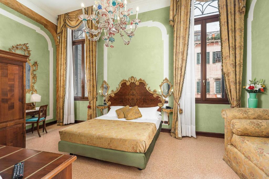 Postel nebo postele na pokoji v ubytování Hotel San Moisè