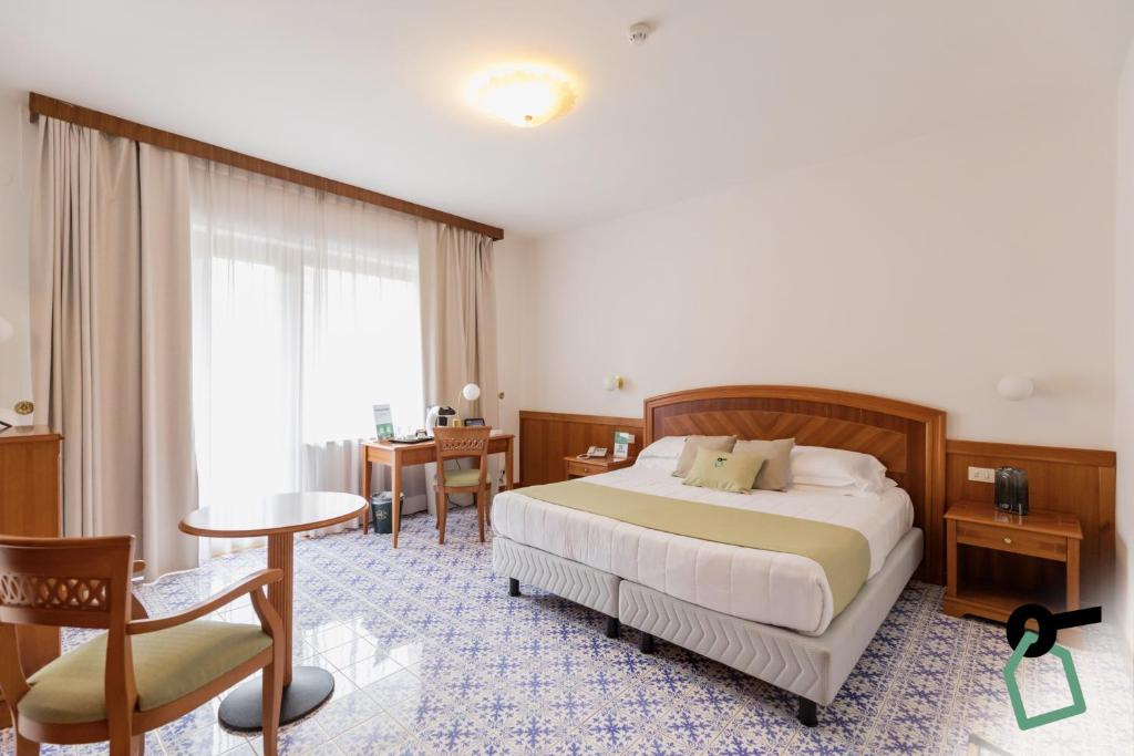 Postel nebo postele na pokoji v ubytování HOTIDAY Room Collection - Sorrento