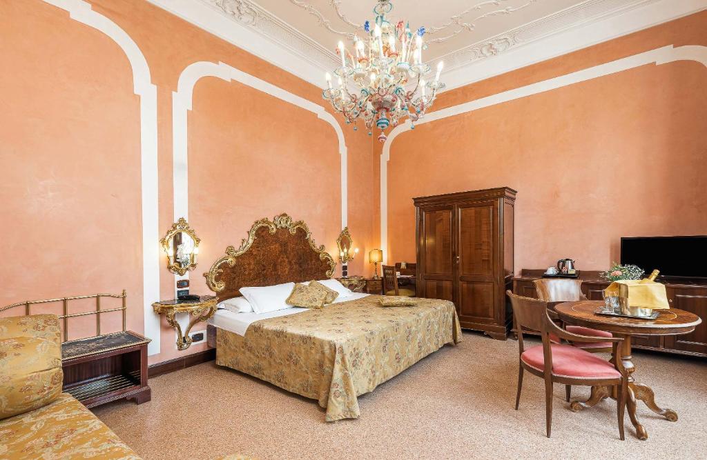 Postel nebo postele na pokoji v ubytování Hotel San Moisè