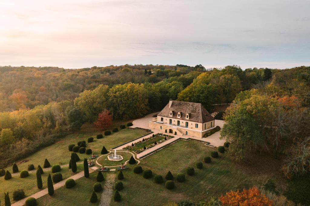 une vue aérienne d'une maison avec un jardin dans l'établissement Les Hauts de Chaunac, à Vitrac