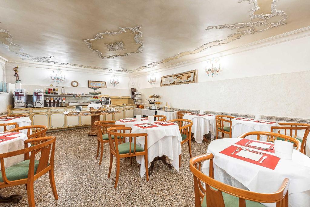 Restaurace v ubytování Hotel San Moisè