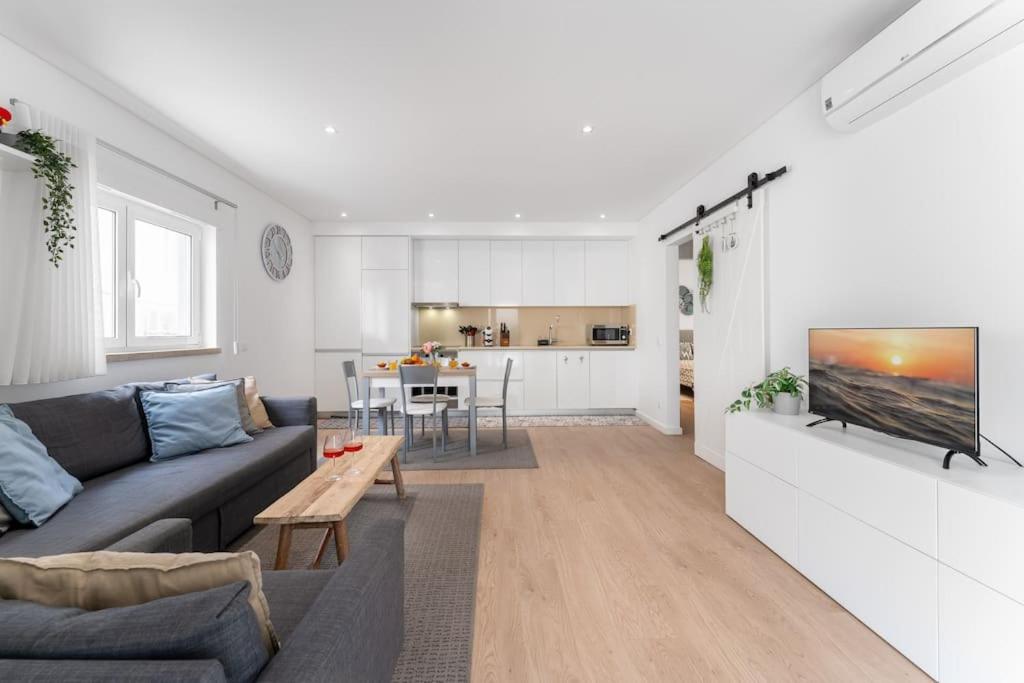 Μια τηλεόραση ή/και κέντρο ψυχαγωγίας στο Sunflower Guesthouse - a 3 min a pé da praia