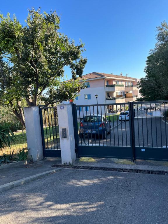Budova, v ktorej sa apartmán nachádza