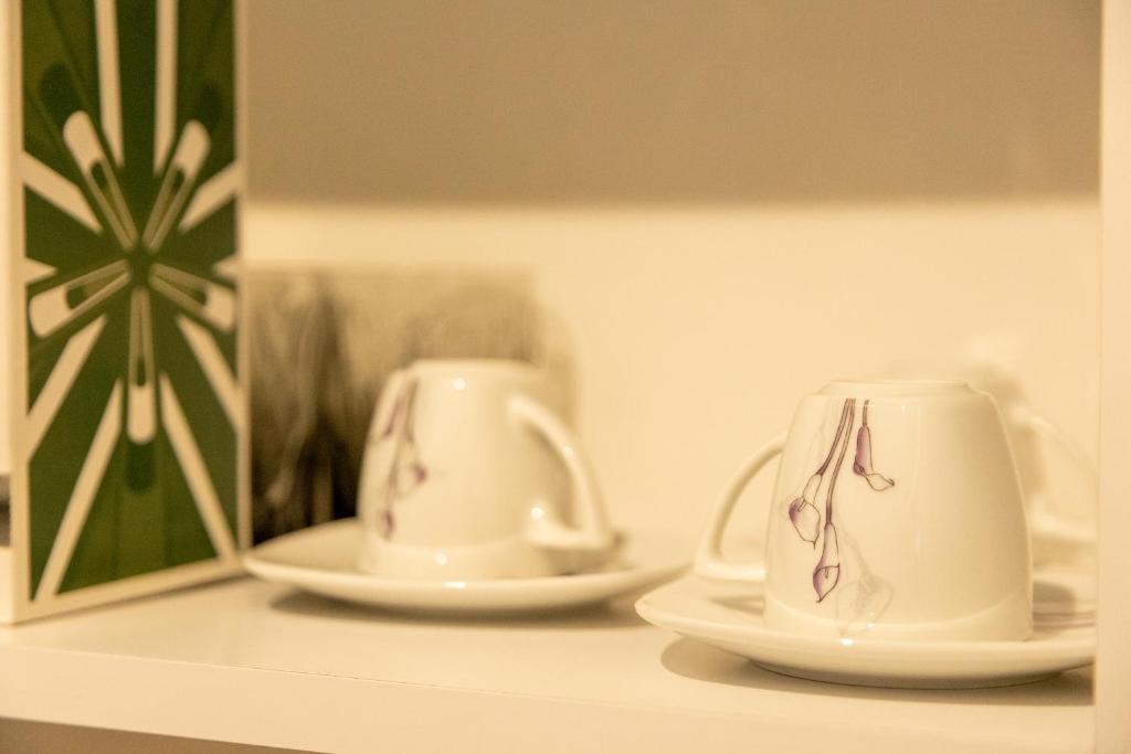 Příslušenství pro přípravu čaje a kávy v ubytování Cozy Loft-Blloku Downtown