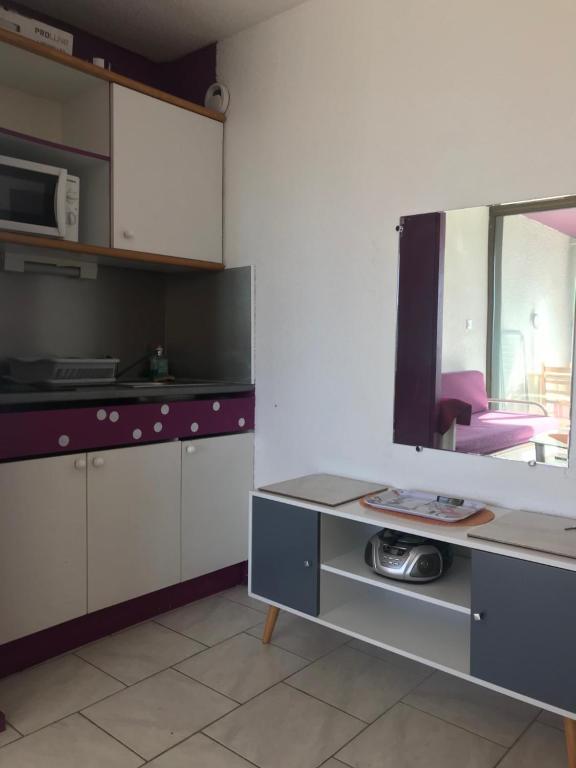 Kuchyňa alebo kuchynka v ubytovaní T2 30m2 piscine lac mer