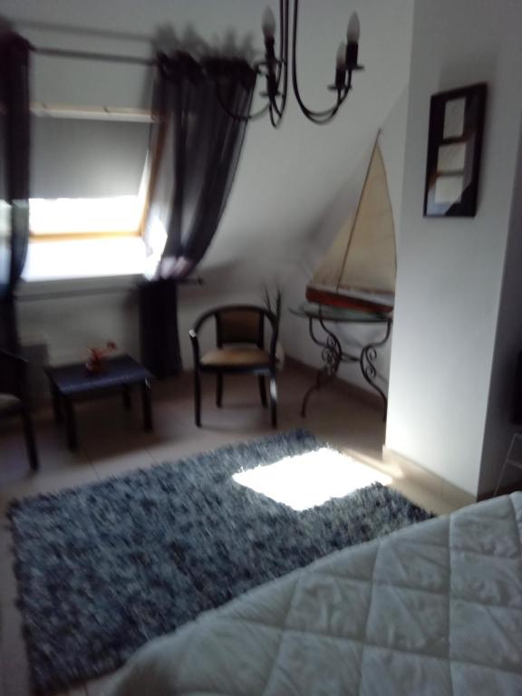 - une chambre avec un lit, une fenêtre et un tapis dans l'établissement Chambre ploeren, à Ploeren