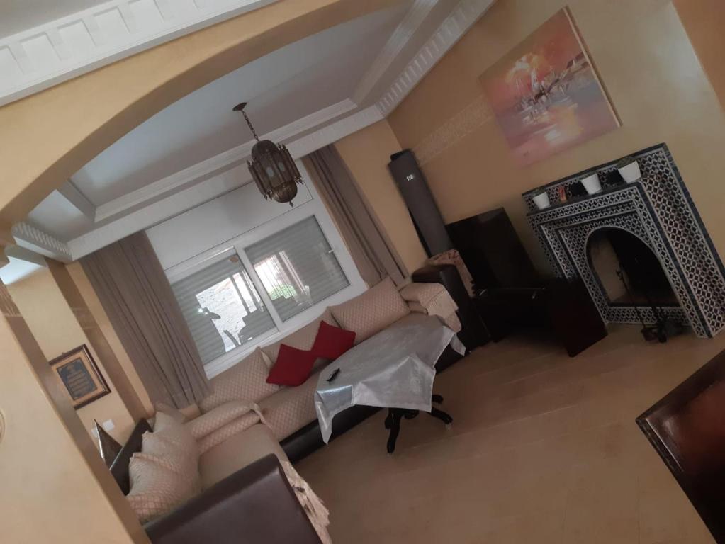アガディールにあるBelle villa bien meublée pour les vacanciersのソファと暖炉付きのリビングルームのオーバーヘッドビュー