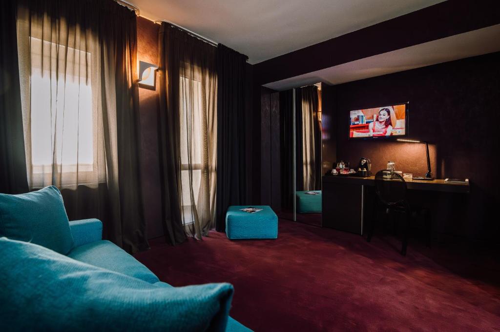 TV a/nebo společenská místnost v ubytování Plaza V Executive Hotel