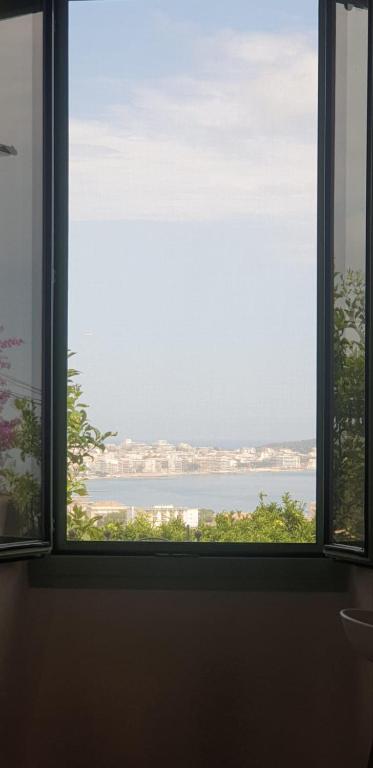 - une fenêtre dans une chambre avec vue sur l'océan dans l'établissement La Bastide, à Vallauris