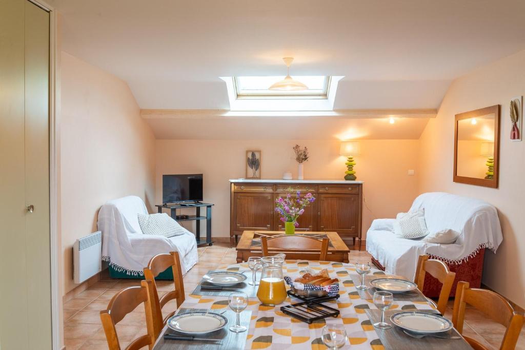 une salle à manger avec une table et des chaises et un salon dans l'établissement Meuble de tourisme du haut 3 personnes a serigas, à Meyrueis
