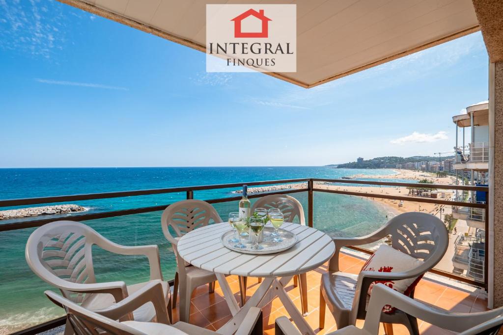 a balcony with a table and chairs and the ocean at Apartament Made in Costa Brava in Sant Antoni de Calonge