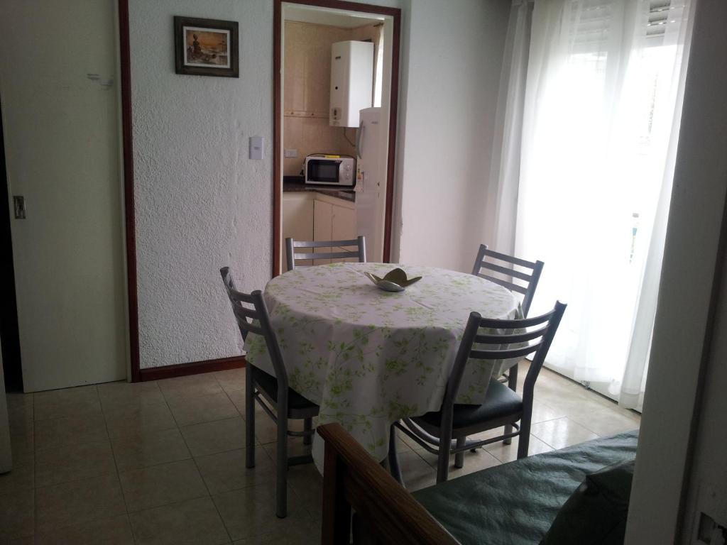 comedor con mesa y sillas y cocina en Apartamento Miramar II en Miramar