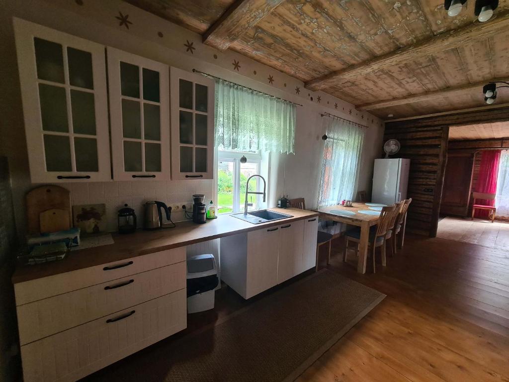 Kuchyň nebo kuchyňský kout v ubytování SIRELISURU KÜLALISTEMAJA