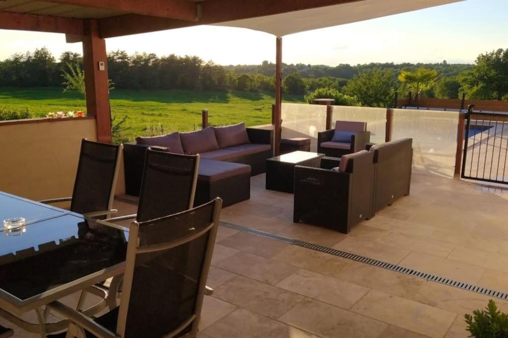 Balkón nebo terasa v ubytování Villa au calme avec piscine chauffée privée
