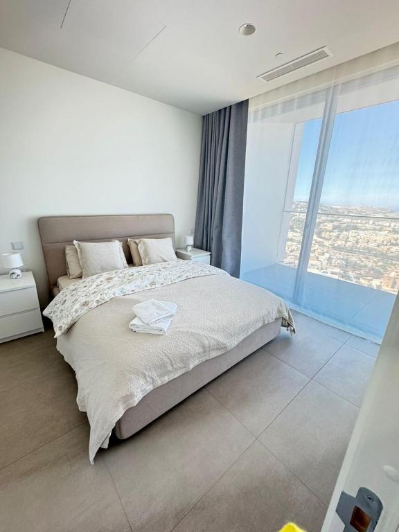 Postel nebo postele na pokoji v ubytování Mercury Tower Suites