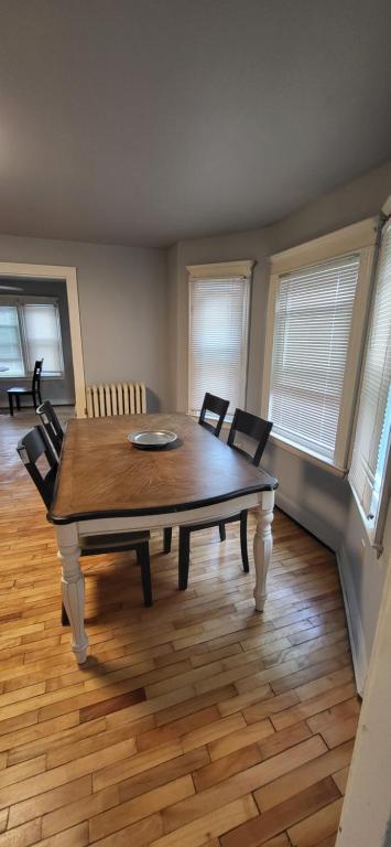 Un comedor con mesa y sillas de madera. en Oakdale Area Nice Location, en Portland