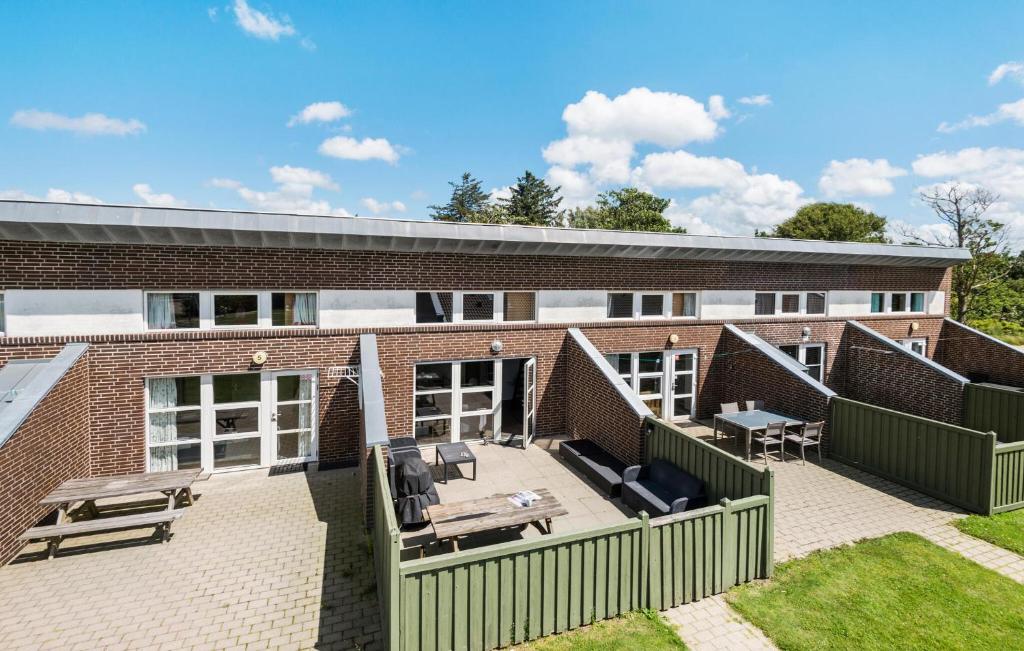- un bâtiment en briques doté d'une terrasse avec une table et des chaises dans l'établissement 2 Bedroom Cozy Home In Hemmet, à Hemmet