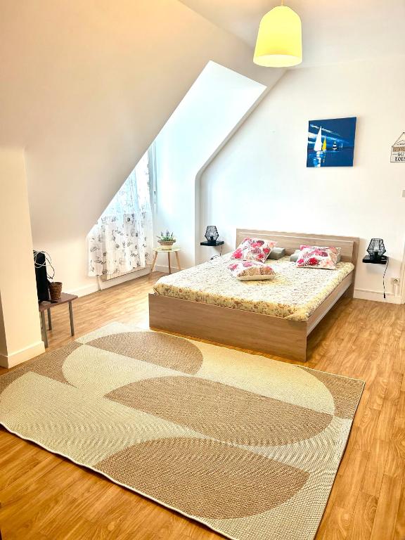 une chambre avec un lit et une grande fenêtre dans l'établissement Appartement deux chambres plus une chambre bébé ou enfant maximum trois ans à la campagne au calme, à Cléguérec