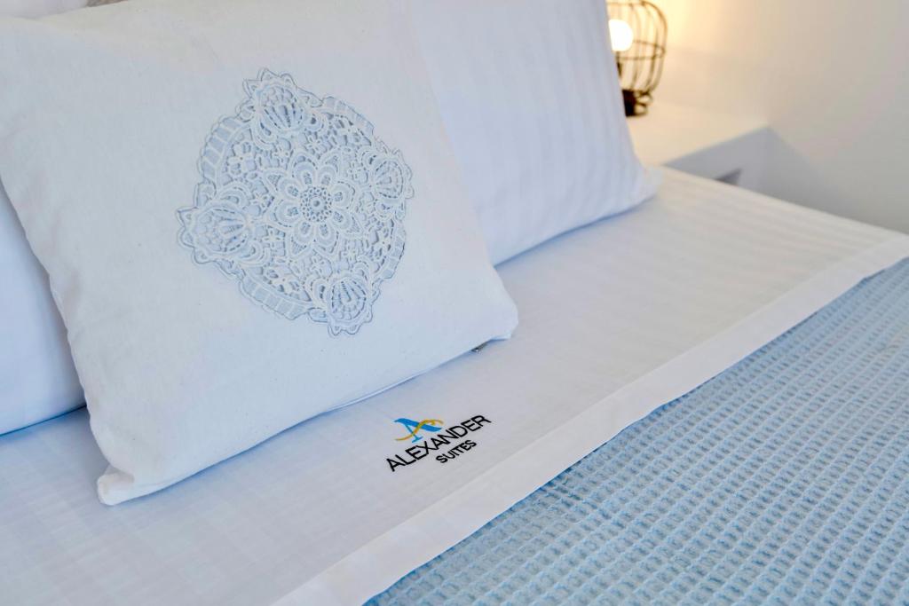 Postel nebo postele na pokoji v ubytování Alexander Suites