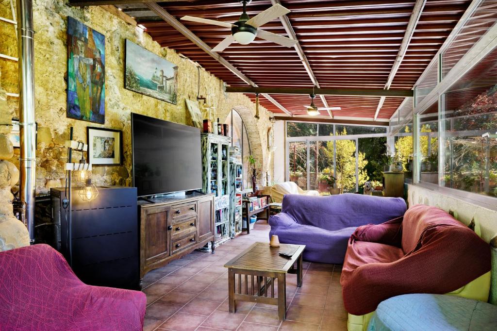 TV a/nebo společenská místnost v ubytování B&B Mas Torrencito Pet Friendly