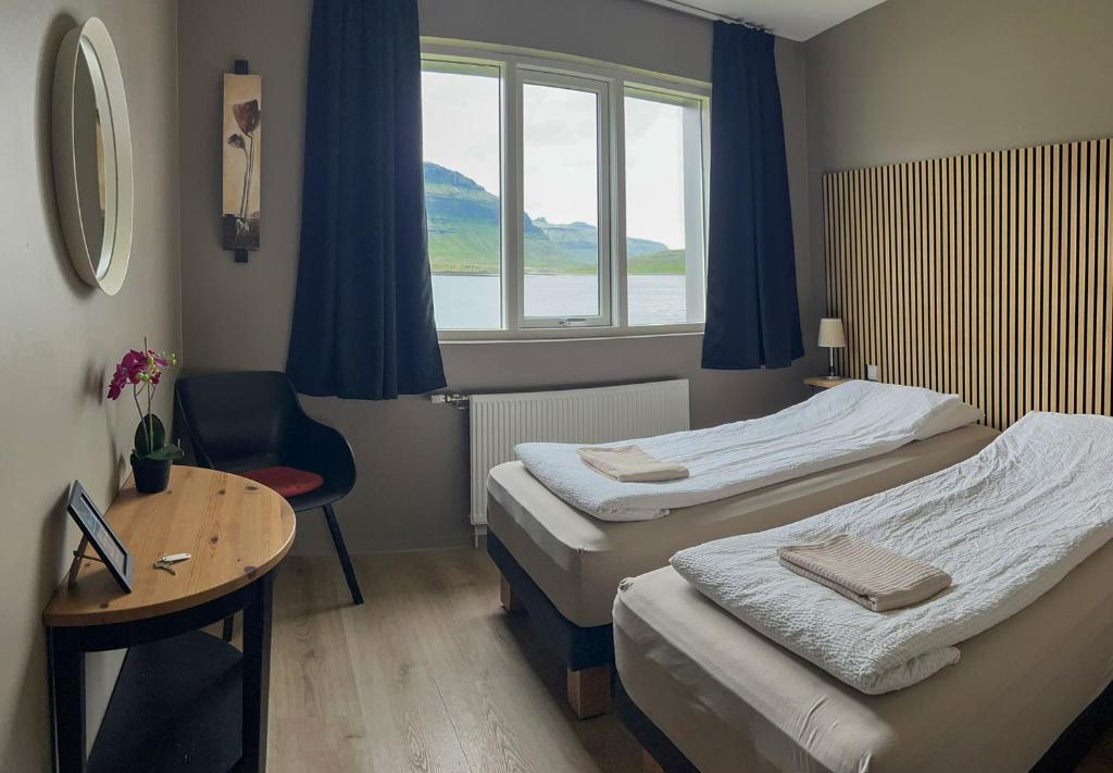 Rúm í herbergi á Stöð Guesthouse and apartments