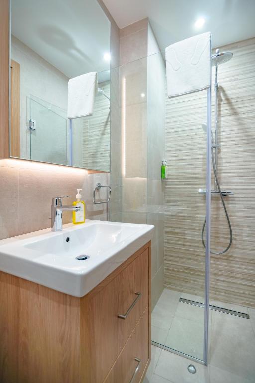 Royal Blue Resort & Residences - Deluxe Suite Mit Meerblick