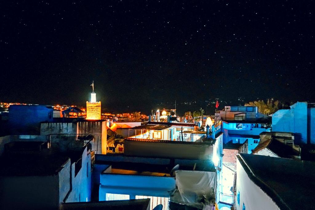 Vue générale sur Chefchaouen ou vue de la ville depuis la maison d'hôtes
