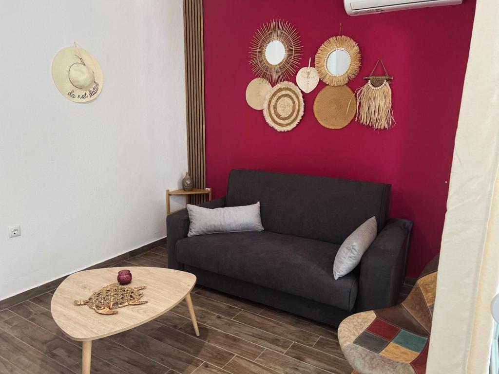 ein Wohnzimmer mit Sofa und Tisch in der Unterkunft Ammos & Thalassa Apartments in Ofrynio