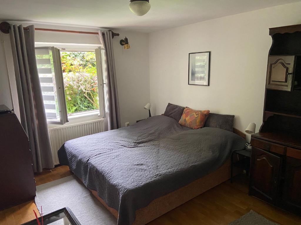 A bed or beds in a room at Jokai Park Nyaralo
