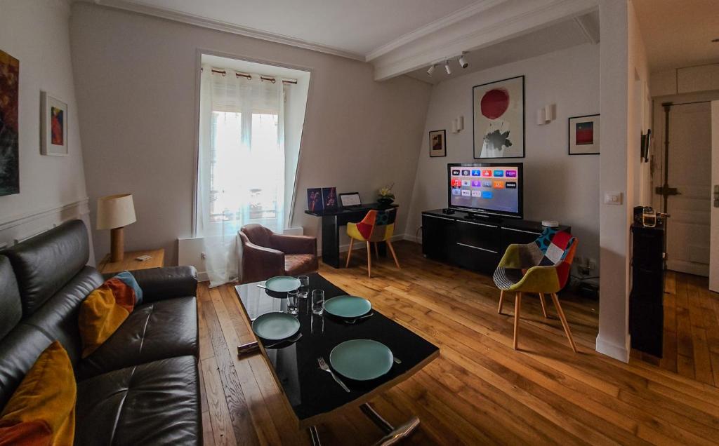 un salon avec un canapé et une table dans l'établissement Welcome to Paris, à Paris